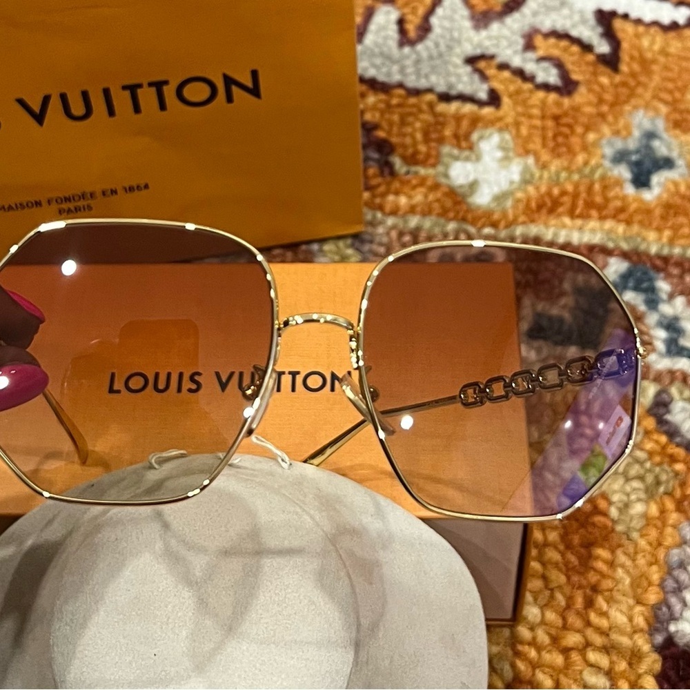 🎉Authentic Louis Vuitton: My LV Chain Round Sunglasses🎉Makes a Perfect Gift! - Picture 7 of 16